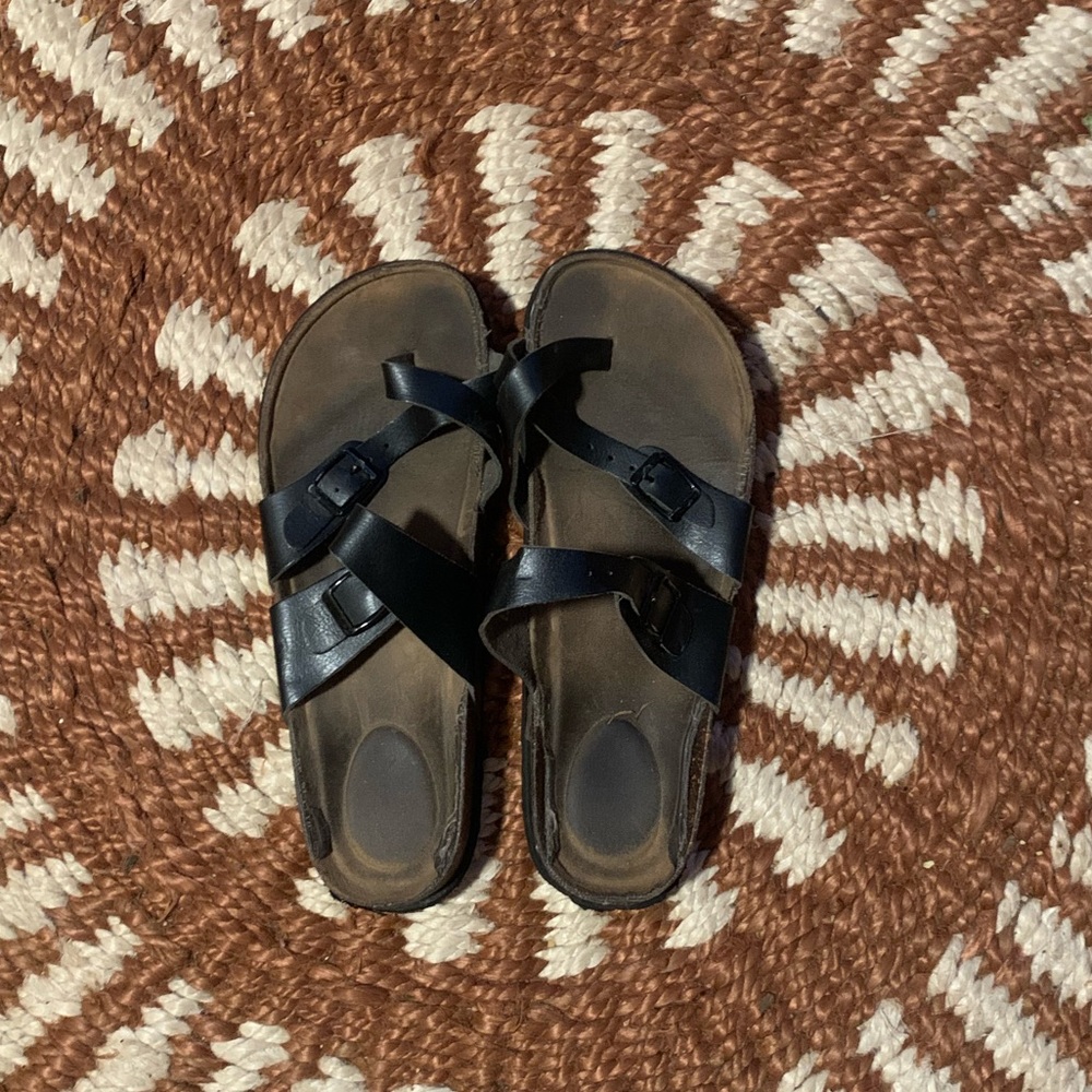 Black sandals strappy with buckle